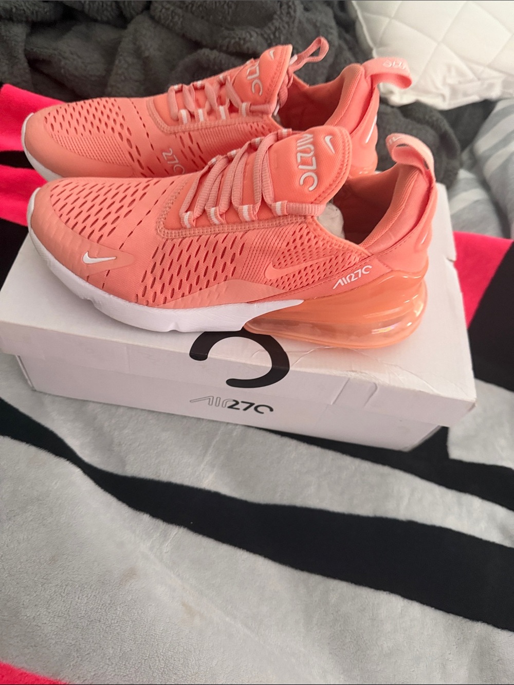 Nike Air Max 270 in Crimson Bliss / White / White
Women’s Size 9.5 - Picture 3 of 8